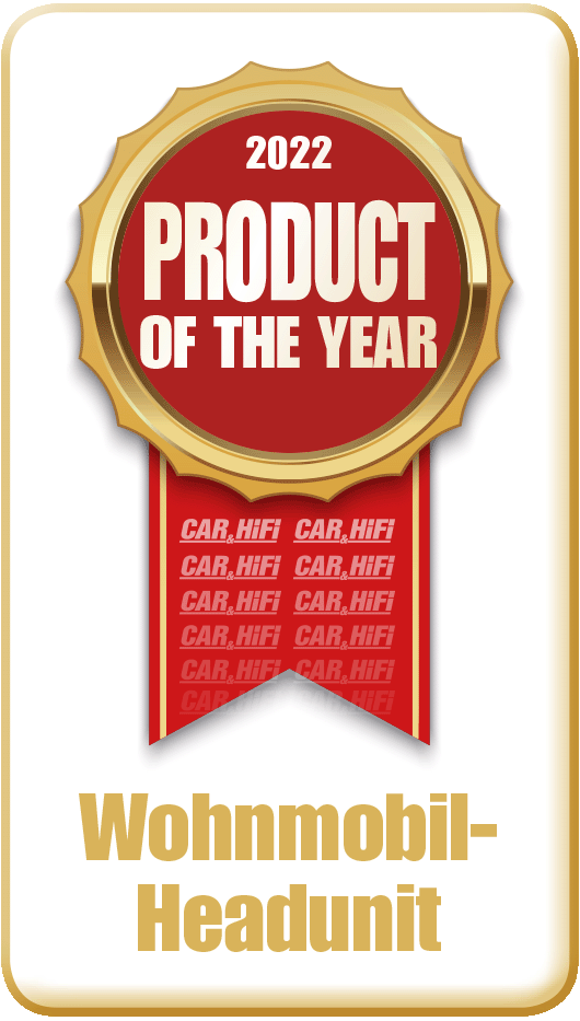 Weißer Sticker mit goldenem Rand. Darin ein goldenes Siegel mit der Schrift "2022 Product Of The Year auf rotem Grund. Unter dem Siegel ein rotes Band mit dem Rapport "CAR & HiFi". Am unteren Rand des Stickers die Schrift "Wohnmobil-Headunit".