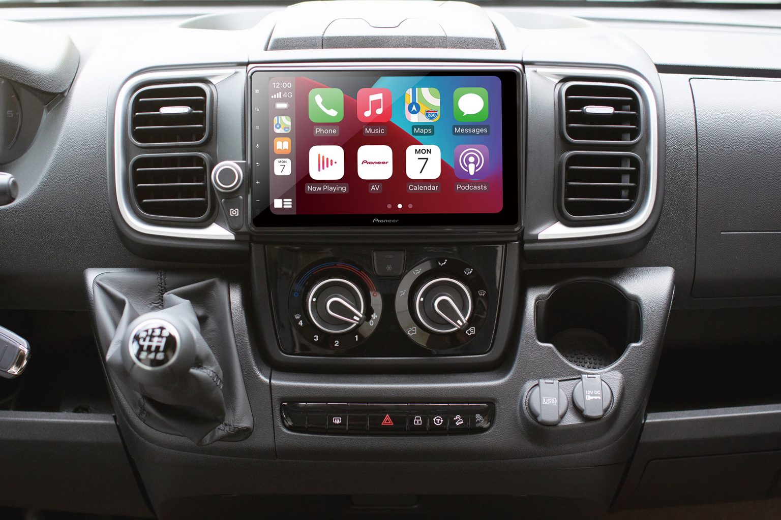 Frontal fotografiertes Armaturenbrett eines Fiat Ducato mit eingebautem Pioneer Mediacenter AVIC-Z1000DAB. Der Bildschirm des AVIC-Z1000DAB zeigt die App-Ansicht.