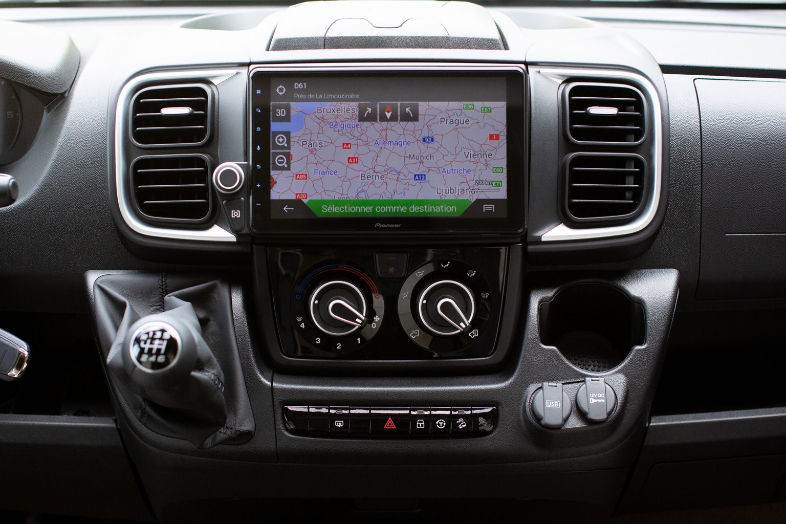 Frontal fotografiertes Armaturenbrett eines Fiat Ducato mit eingebautem Pioneer Mediacenter AVIC-Z1000DAB. Der Bildschirm des AVIC-Z1000DAB zeigt eine Navigations-Ansicht.